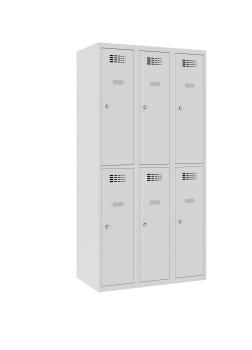 Ein lichtgrauer Fächerschrank mit drei Abteilen und sechs Fächern mit jeweils einer Tür. Alle Türen sind geschlossen. Der Schrank steht vor einem weißen Hintergrund.